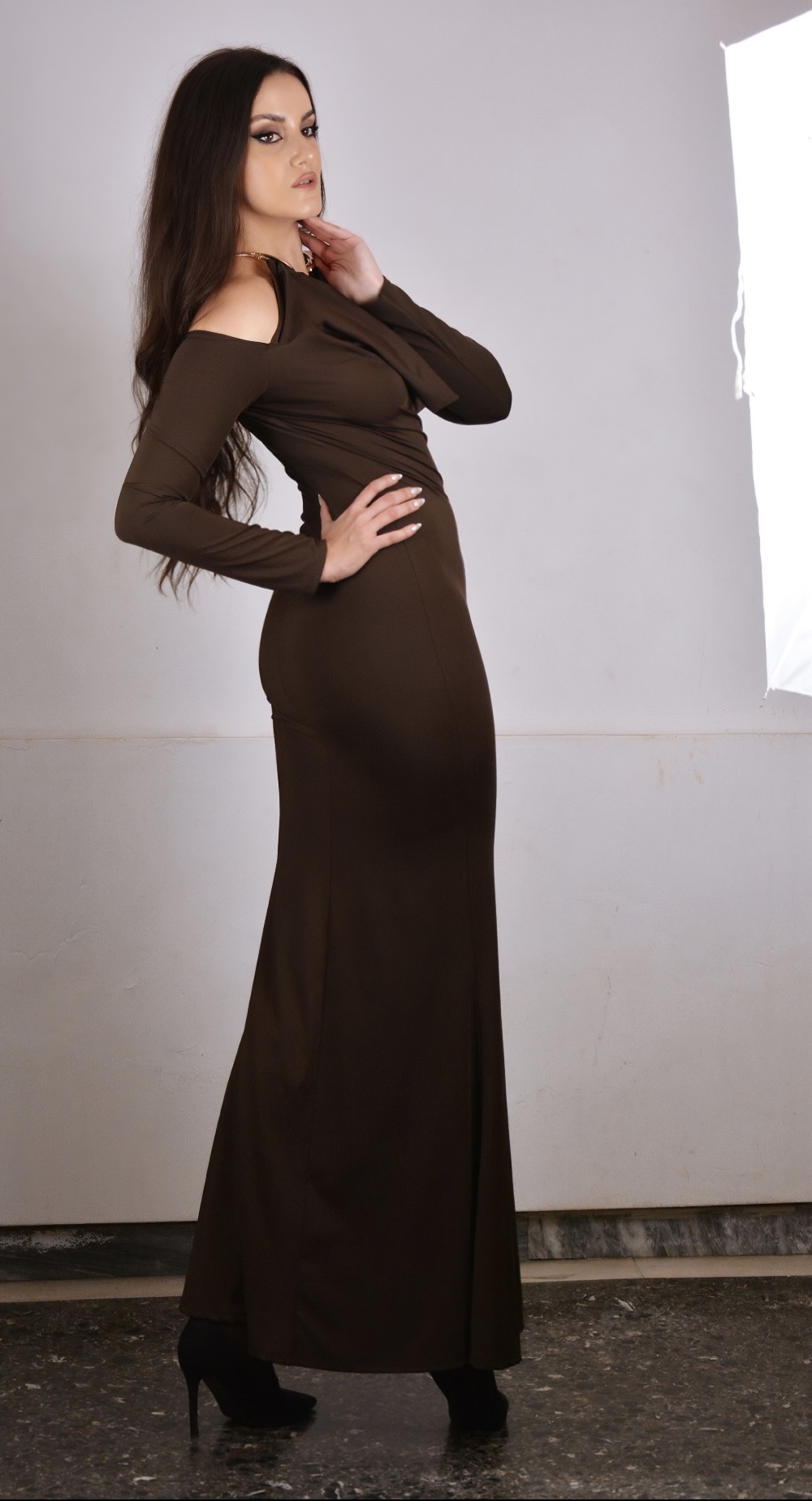 Μακρύ Βραδινό Φόρεμα με Ανοιχτούς Ώμους και Χρυσή Λεπτομέρεια - Image 6