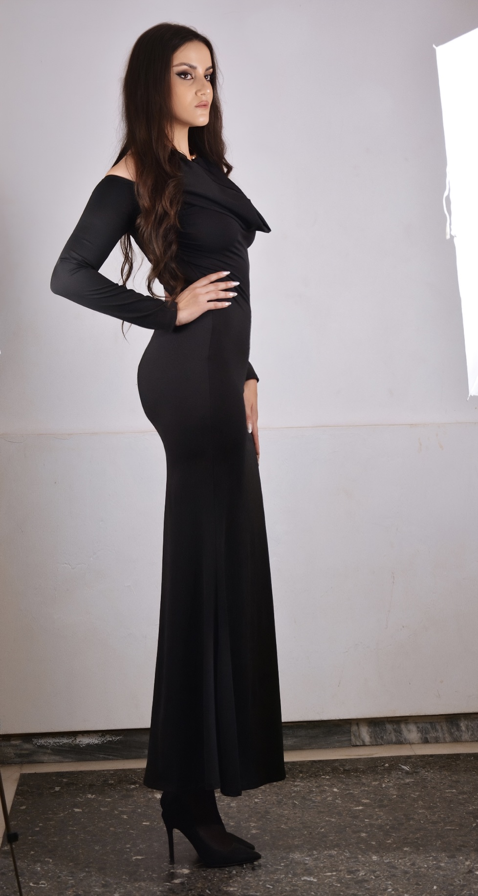 Μακρύ Βραδινό Φόρεμα με Ανοιχτούς Ώμους και Χρυσή Λεπτομέρεια - Image 5