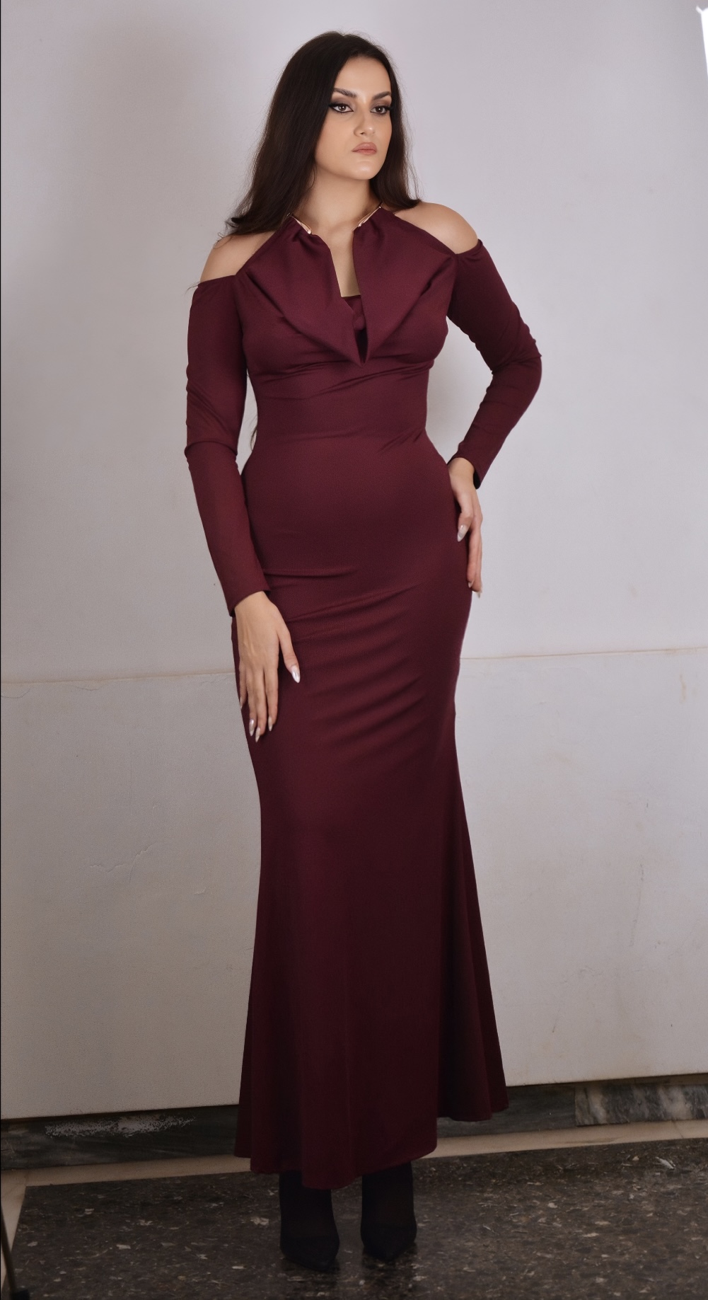 Μακρύ Βραδινό Φόρεμα με Ανοιχτούς Ώμους και Χρυσή Λεπτομέρεια - Image 4